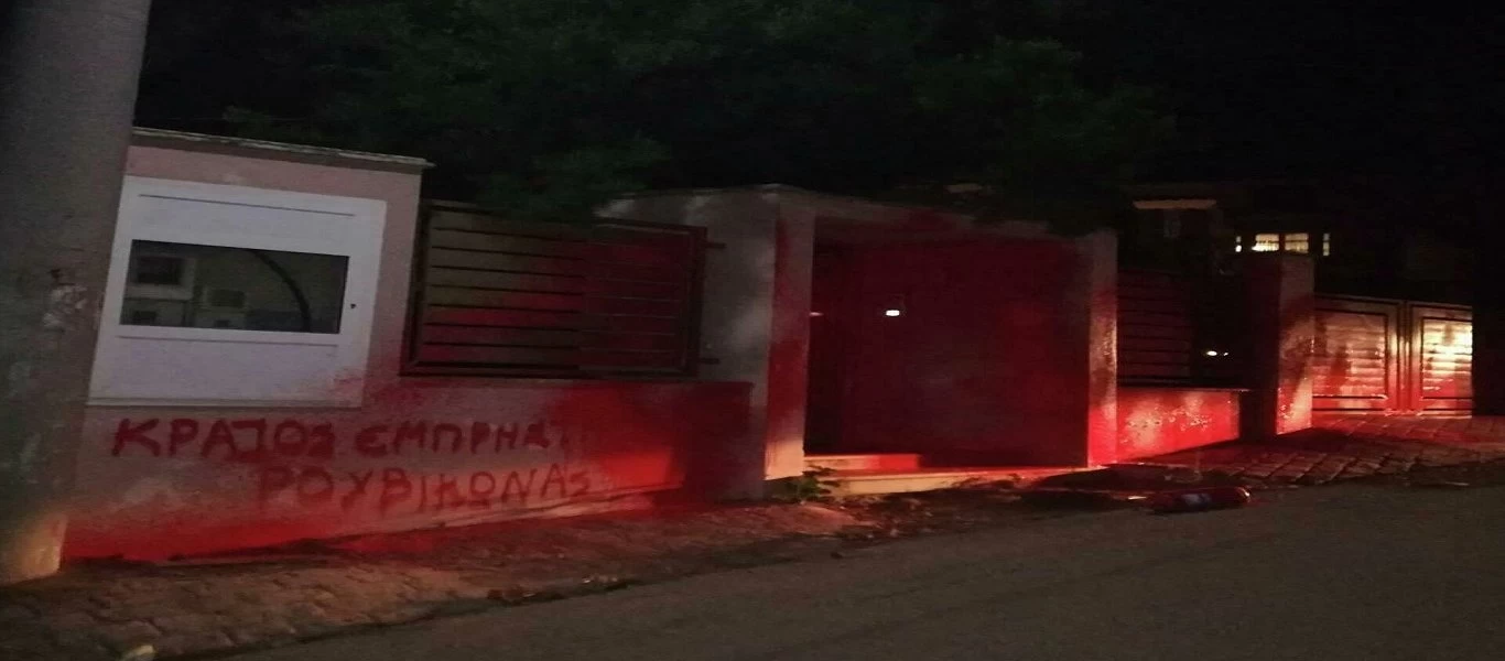 Επίθεση στο σπίτι του υπουργού Κώστα Σκρέκα για τις πρόσφατες πυρκαγιές